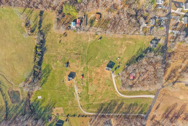 1211 N Charlotte St, Dickson, TN 37055