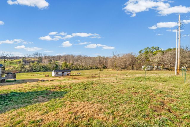 1211 N Charlotte St, Dickson, TN 37055