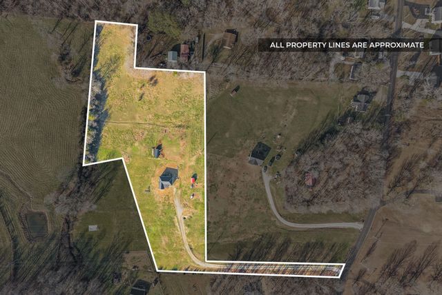 1211 N Charlotte St, Dickson, TN 37055