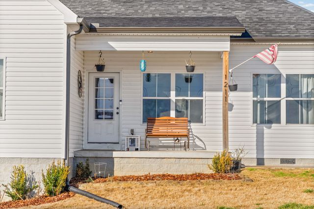 1211 N Charlotte St, Dickson, TN 37055