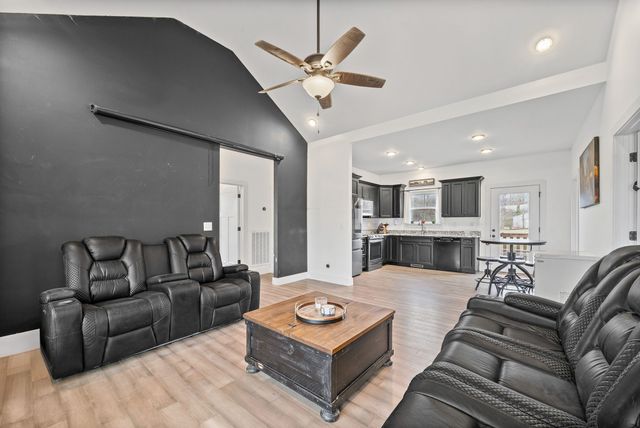 1211 N Charlotte St, Dickson, TN 37055