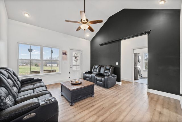 1211 N Charlotte St, Dickson, TN 37055