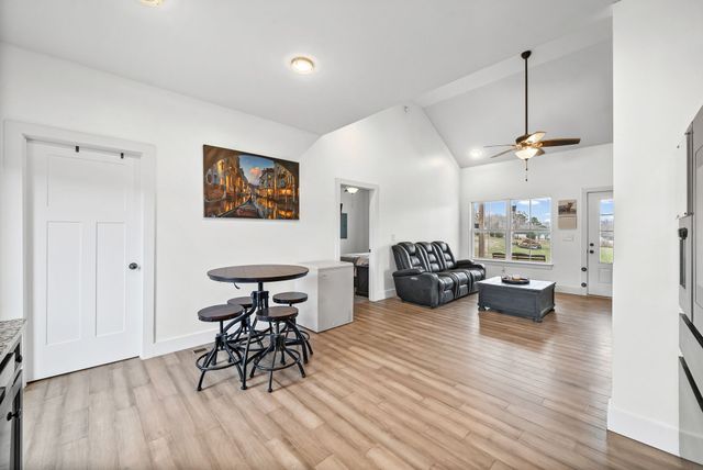 1211 N Charlotte St, Dickson, TN 37055