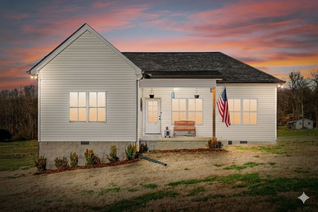 1211 N Charlotte St, Dickson, TN 37055