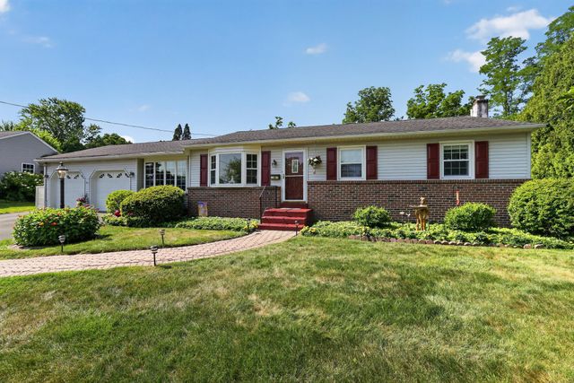 18 HOLLAND DR, Chalfont, PA 18914