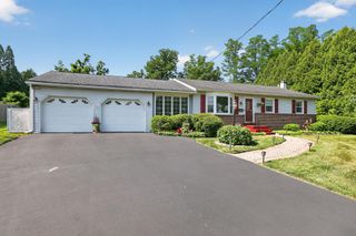 18 HOLLAND DR, Chalfont, PA 18914
