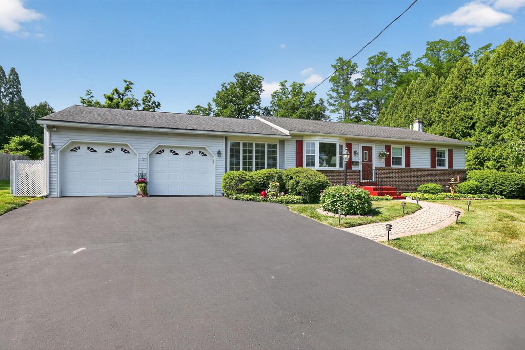 18 HOLLAND DR, Chalfont, PA 18914