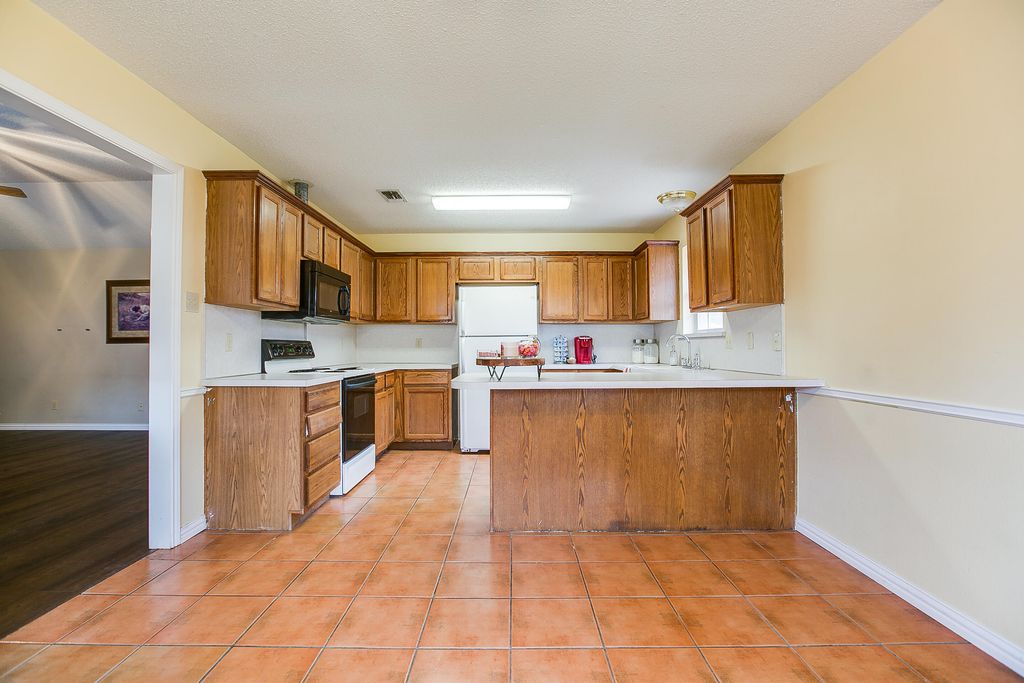 Image 10 of property listing at 3237 Maplewood Drive, San Angelo, TX 76904