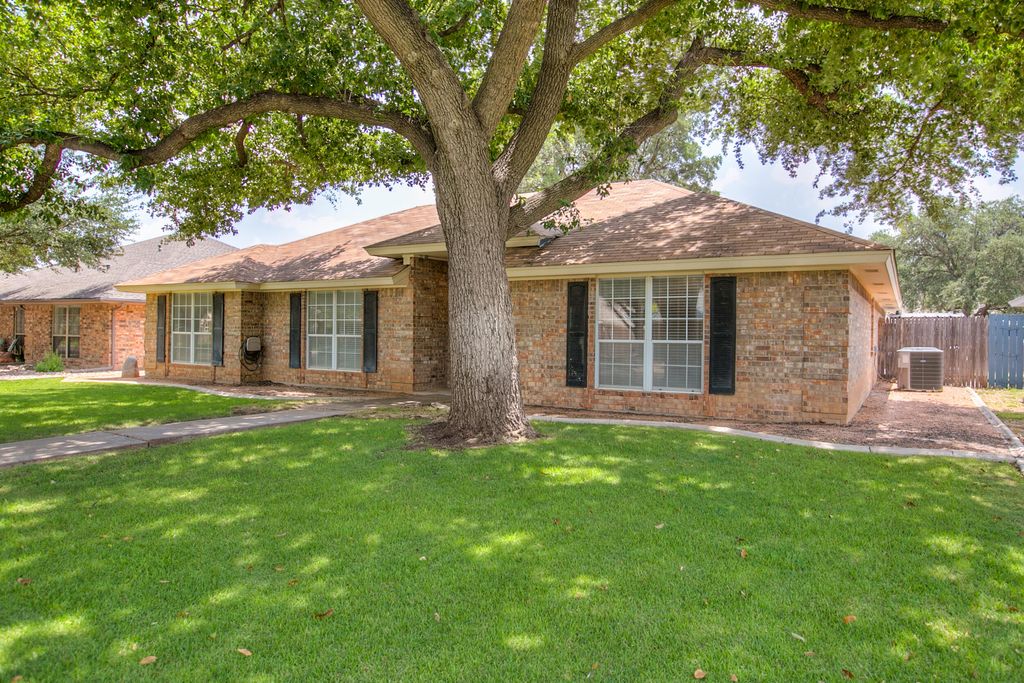 Image 3 of property listing at 3237 Maplewood Drive, San Angelo, TX 76904