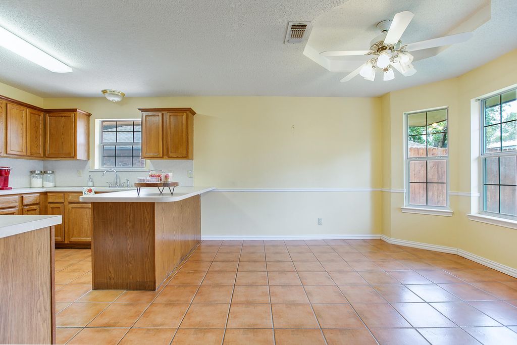 Image 8 of property listing at 3237 Maplewood Drive, San Angelo, TX 76904