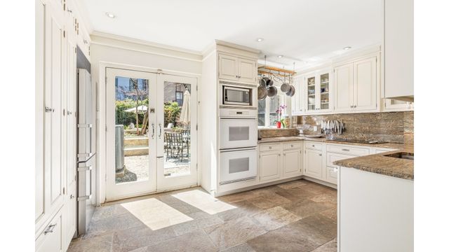 452 W 44TH Street, New York City, NY 10036