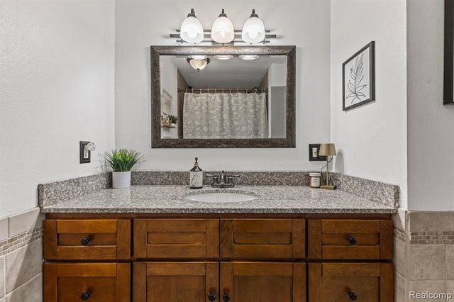 13886 Watersway Drive, Gibraltar, MI 48173