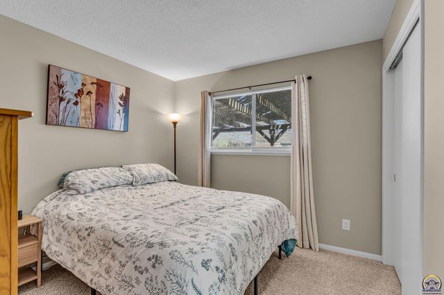 4012 SW 35th TER, Topeka, KS 66614