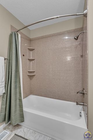 4012 SW 35th TER, Topeka, KS 66614