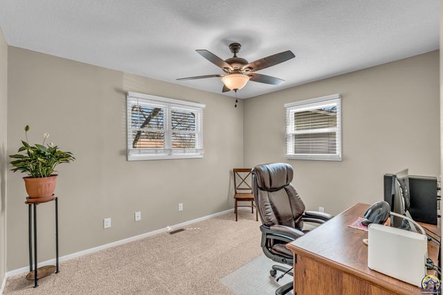 4012 SW 35th TER, Topeka, KS 66614