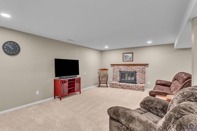 4012 SW 35th TER, Topeka, KS 66614