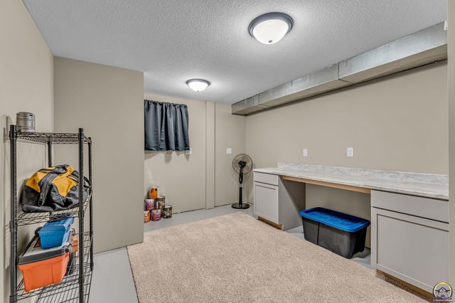 4012 SW 35th TER, Topeka, KS 66614