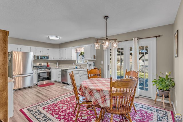 4012 SW 35th TER, Topeka, KS 66614