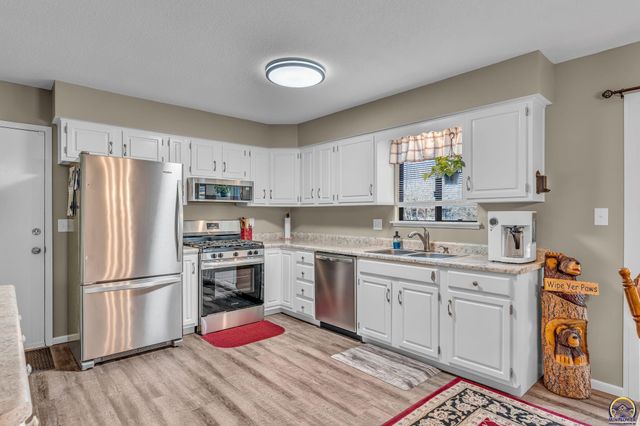 4012 SW 35th TER, Topeka, KS 66614