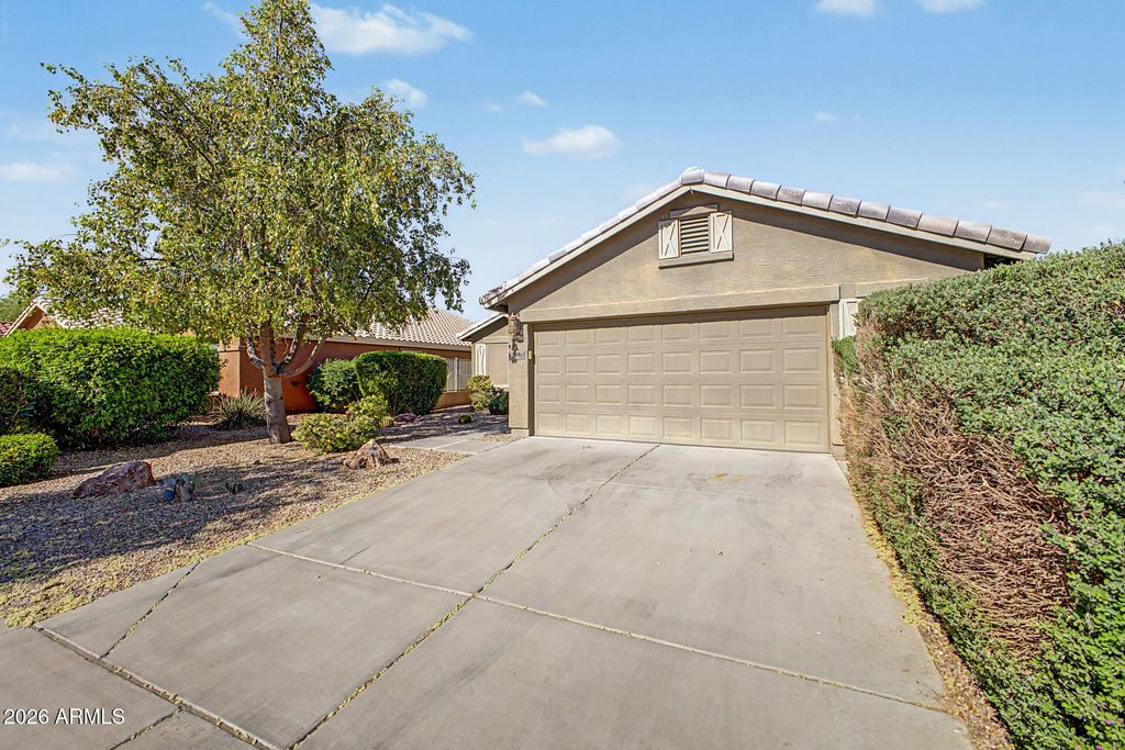 Image 4 of property listing at 115 S BIRDIE Way, Casa Grande, AZ 85194