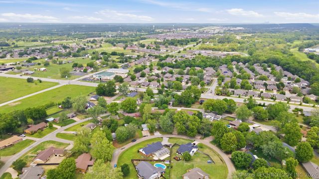 750 W 97th Place S, Jenks, OK 74037