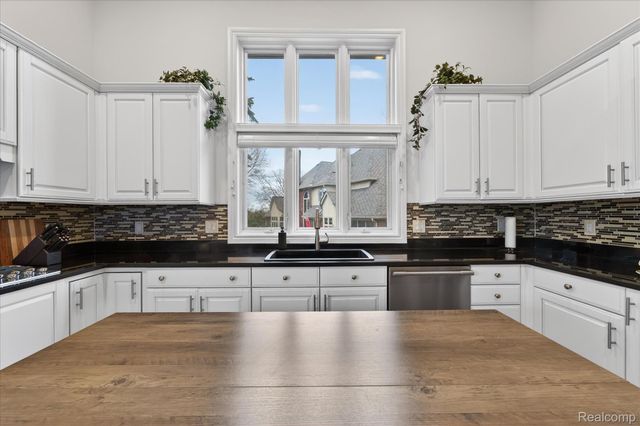 4806 Goodison Place Drive, Oakland Charter Township, MI 48306