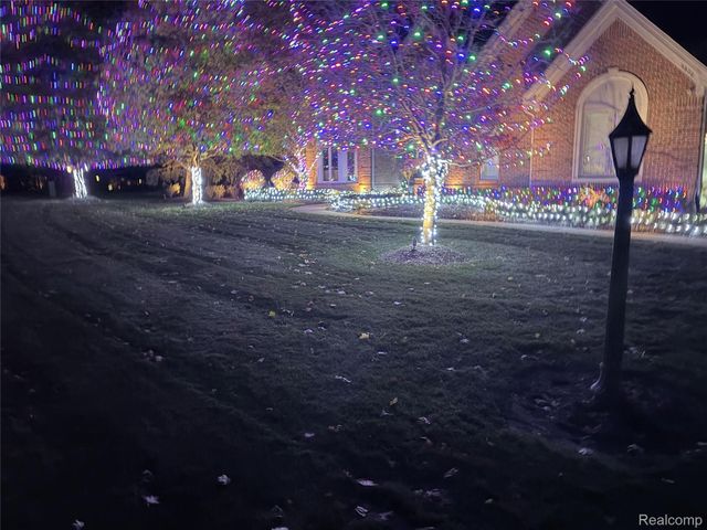 4806 Goodison Place Drive, Oakland Charter Township, MI 48306