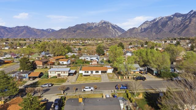 10517 S LARKSPUR DR, Sandy, UT 84094