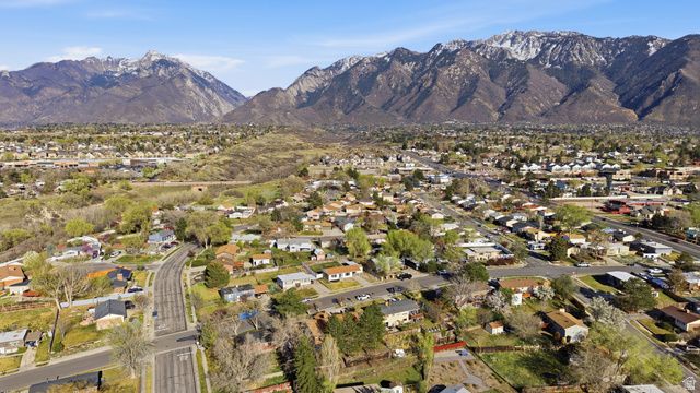 10517 S LARKSPUR DR, Sandy, UT 84094