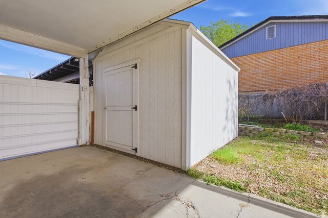 10517 S LARKSPUR DR, Sandy, UT 84094