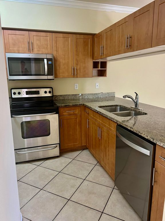 6426 EMERALD DUNES Drive 206, West Palm Beach, FL 33411
