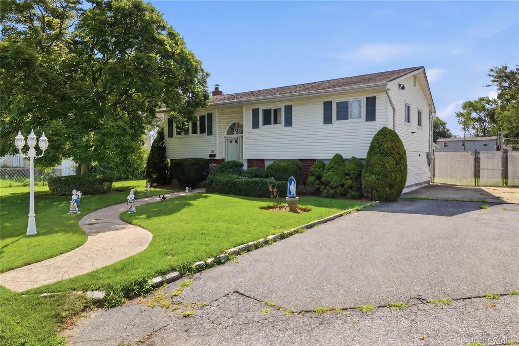 835 7th Street, West Babylon, NY 11704