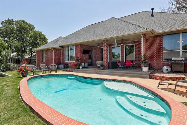 2301 Saint Annes Drive, Edmond, OK 73034
