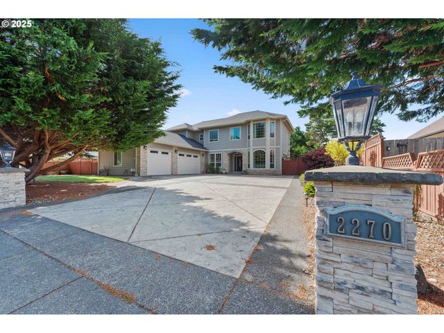 2270 HAYES St, North Bend, OR 97459