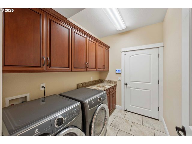 2270 HAYES St, North Bend, OR 97459