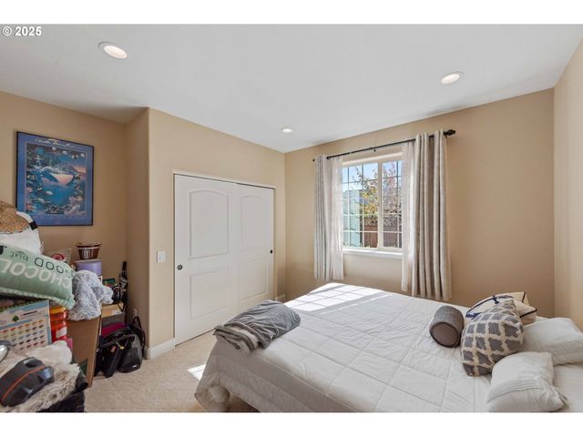 2270 HAYES St, North Bend, OR 97459