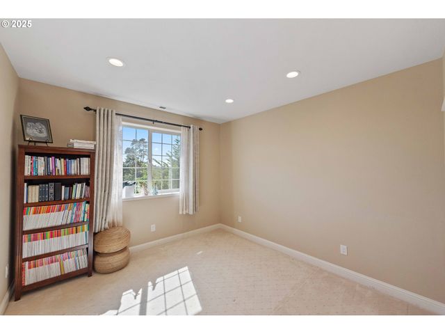 2270 HAYES St, North Bend, OR 97459