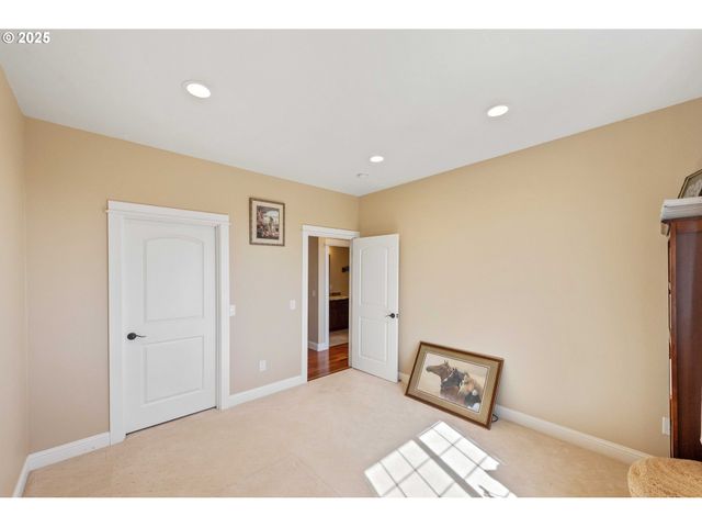 2270 HAYES St, North Bend, OR 97459