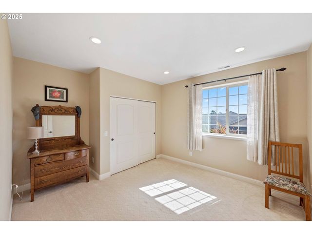 2270 HAYES St, North Bend, OR 97459