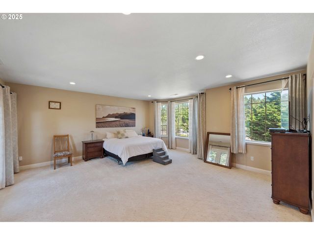 2270 HAYES St, North Bend, OR 97459