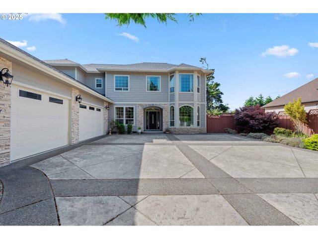 2270 HAYES St, North Bend, OR 97459