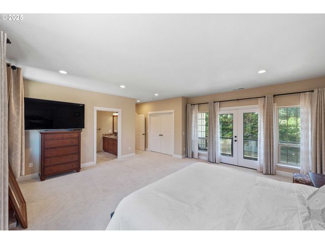 2270 HAYES St, North Bend, OR 97459