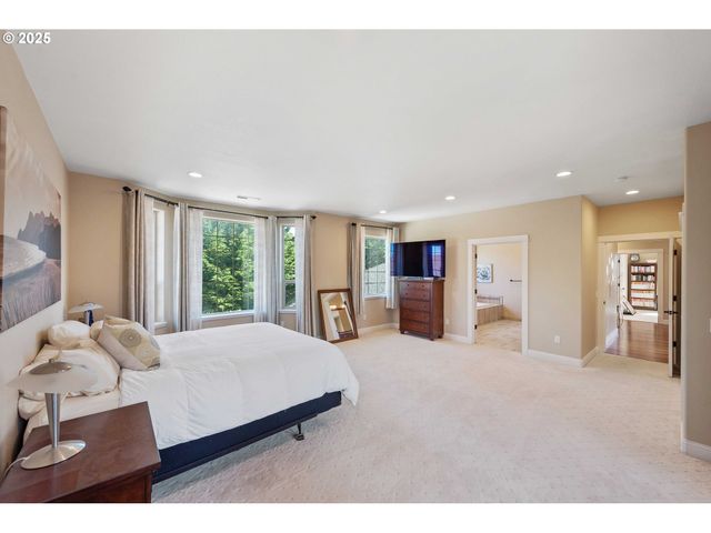 2270 HAYES St, North Bend, OR 97459