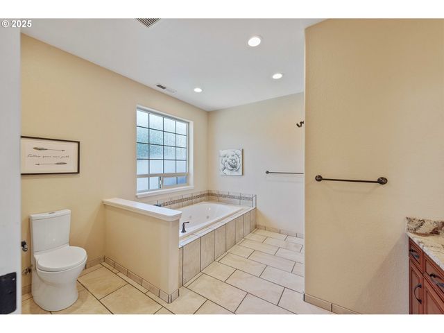 2270 HAYES St, North Bend, OR 97459