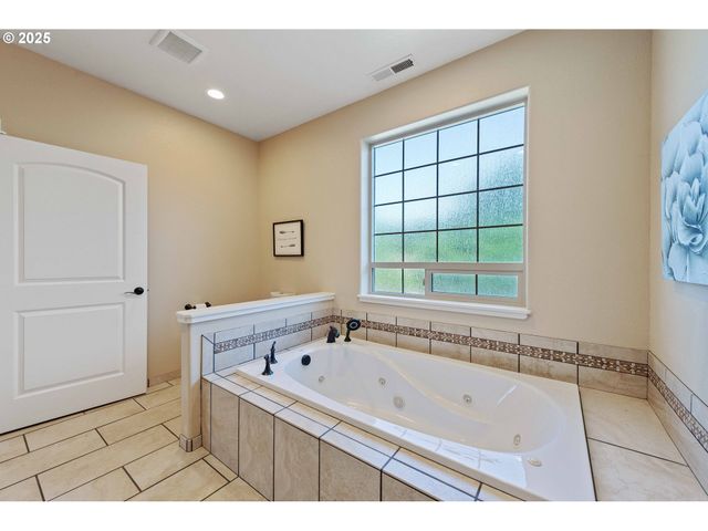 2270 HAYES St, North Bend, OR 97459