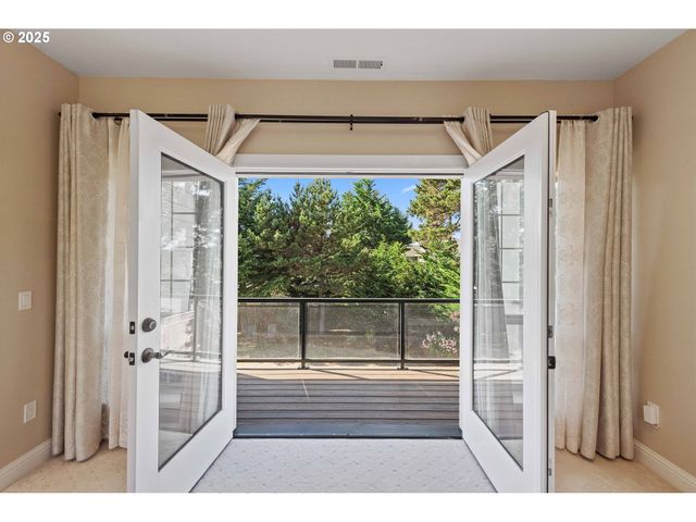 2270 HAYES St, North Bend, OR 97459