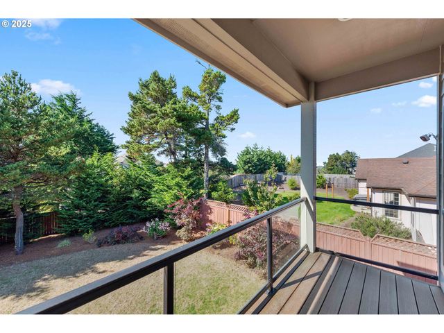 2270 HAYES St, North Bend, OR 97459