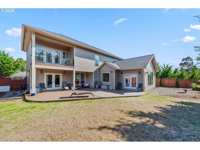 2270 HAYES St, North Bend, OR 97459