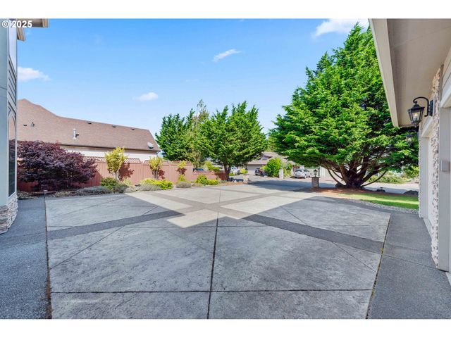 2270 HAYES St, North Bend, OR 97459