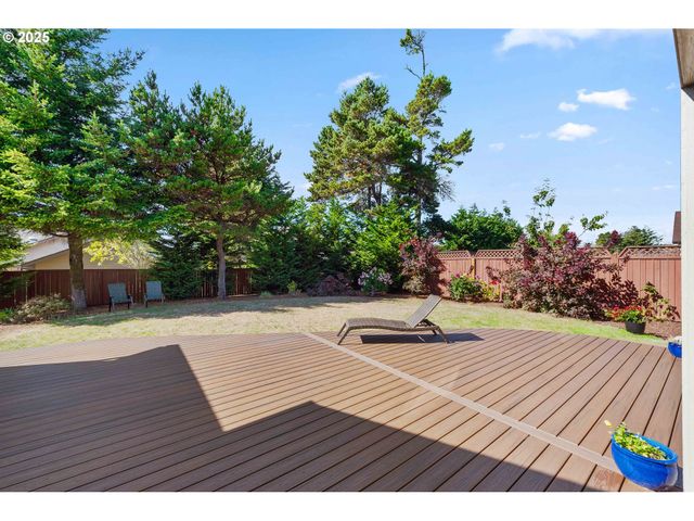 2270 HAYES St, North Bend, OR 97459